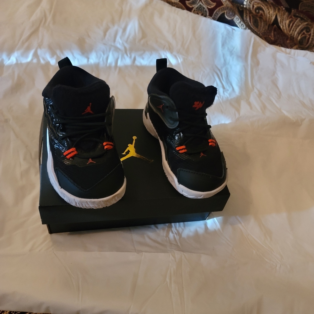 Toddler Michael Jordan's 6c in Black like new in very good condition.